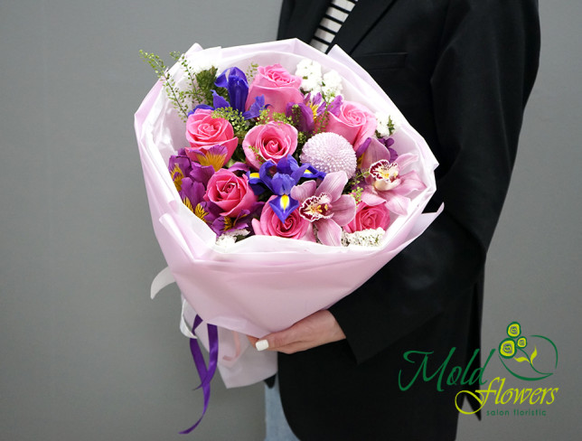 Букет с розовыми розами ,,Улыбка радуги'' Фото
